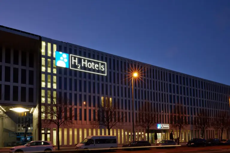 H2 Hotel Berlin-Alexanderplatz: Your Modern Gateway to the Reichstag Building