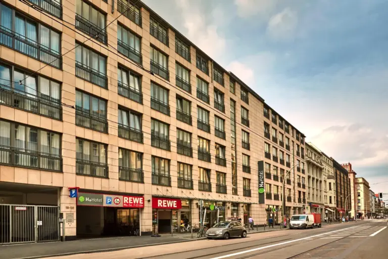 H+ Hotel Berlin Mitte: la base ideale a 4 stelle per esplorare il Palazzo del Reichstag e il centro storico di Berlino.